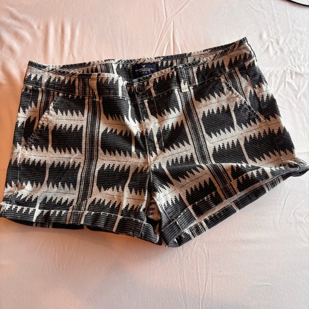 American Eagle Outfitters Midi Stretch Shorts Black White Tribal Print Size 14